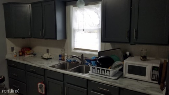 Building Photo - 3 br, 1 bath Apartment - 1002 C st