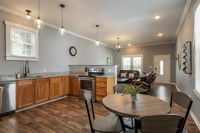 Building Photo - 466 E Brandeis Ave