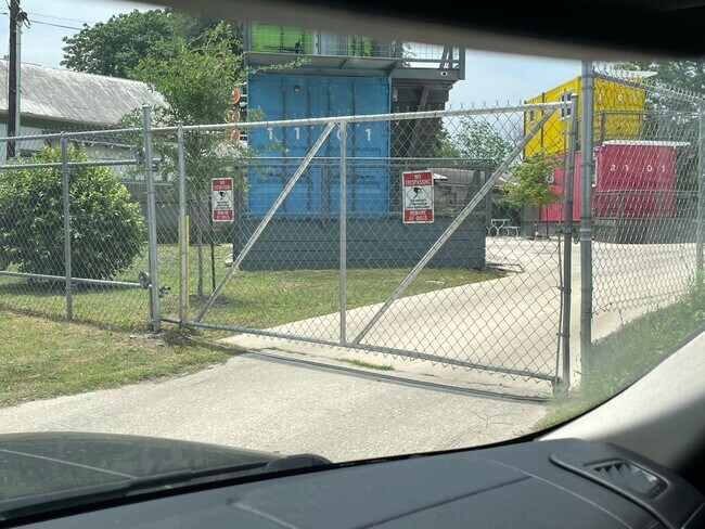 Foto del edificio - 207 S Sabinas St