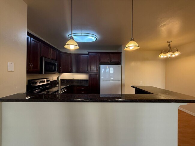 Foto del edificio - Upgraded Condo with Private Patio, AC, Pool, Gym, and Covered Parking in Gated Community