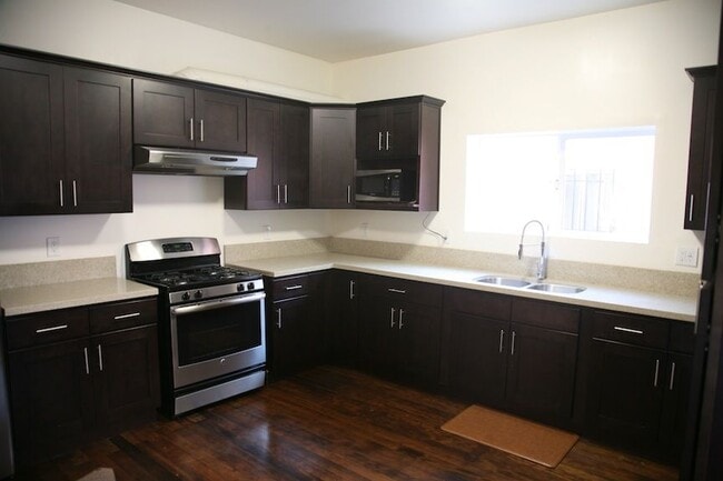 Building Photo - 1327 W 35th St