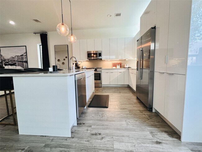 Foto del edificio - 2223 Padron Pl