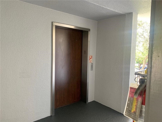 Foto del edificio - 13250 SW 4th Ct