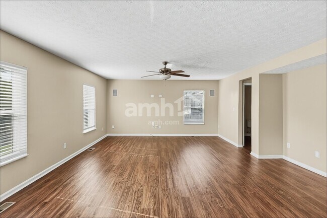 Foto del edificio - 4024 Walnut Crossing Dr
