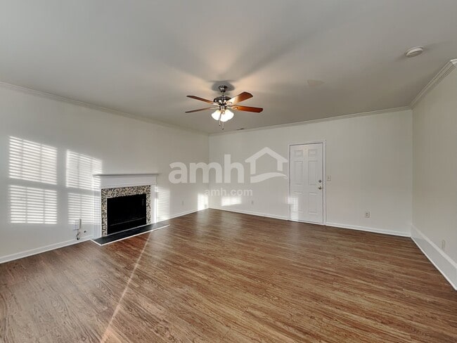 Foto del edificio - 7225 Hidden Creek Dr