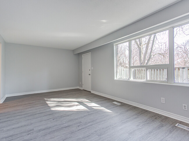 Photo du bâtiment - 3 bed, 1.5 bath townhomes in Thornhill.