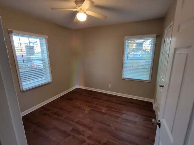 Building Photo - 4015 Valley View Dr