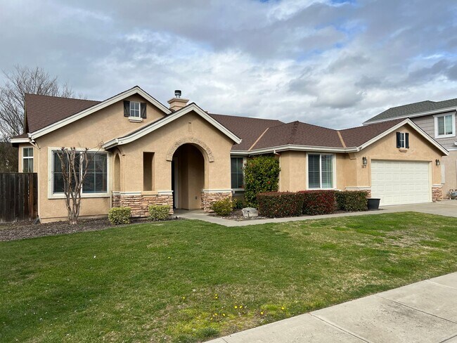 Building Photo - 4 bedrooms, an office and single-story home with a pool!!
