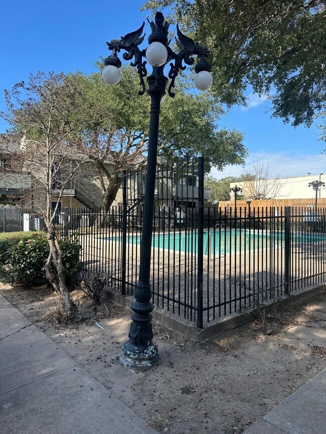 Building Photo - 9797 Leawood Blvd