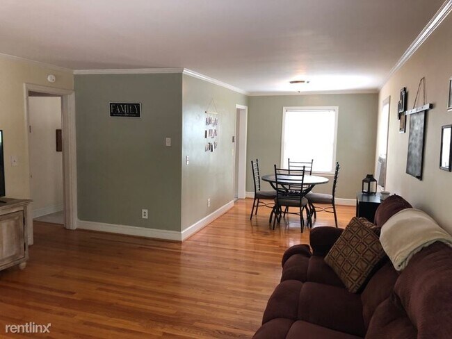 Foto del edificio - 2 br, 1 bath Apartment - 2314 Wycliffe Ave SW