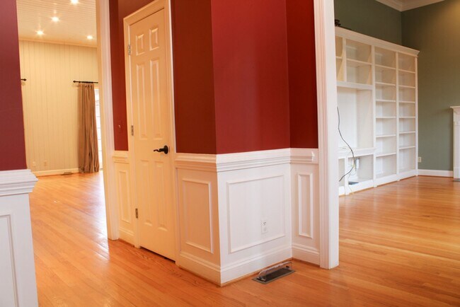 Foto del edificio - Spacious Inglecress home!