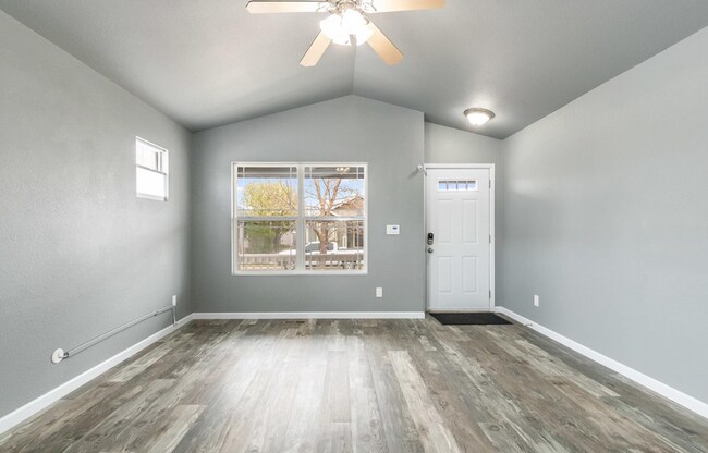 Foto del edificio - *FIRST MONTHS RENT FREE* 3 BED, 2 BATH MOD...