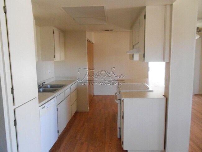 Foto del edificio - North Redding Home with 2 Car Garage