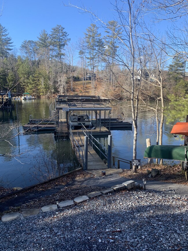 Community dock boat - 50 Bayshore Dr