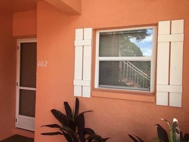 Building Photo - Ground floor Condo off Universiy