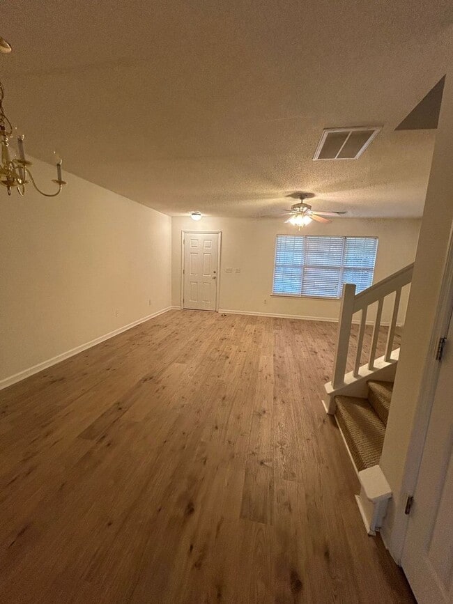 Building Photo - Available 9/1. Great 2 BR/2.5 BA Townhome ...