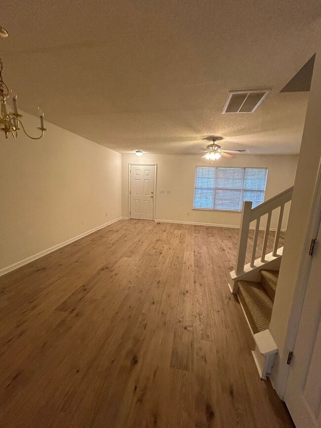 Building Photo - Oak Bluff Townhome
