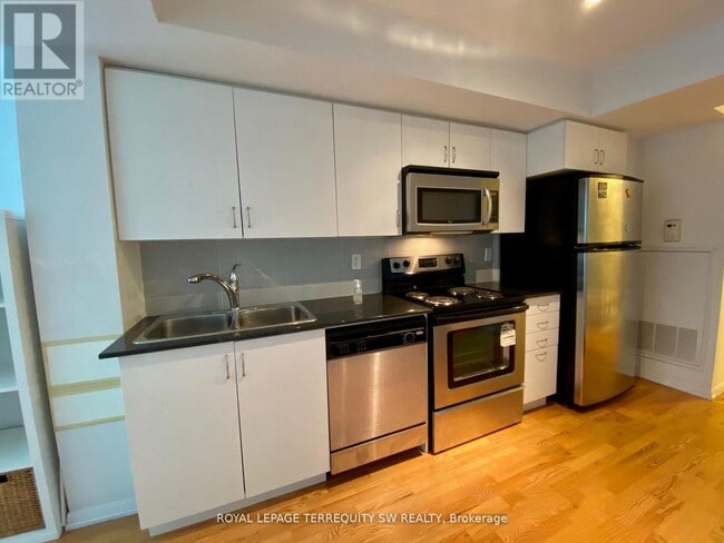 Building Photo - 209 Fort York Blvd