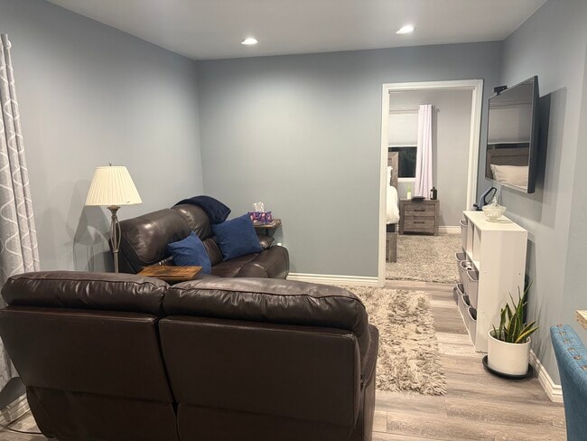 Building Photo - 4837 Gardena Ave