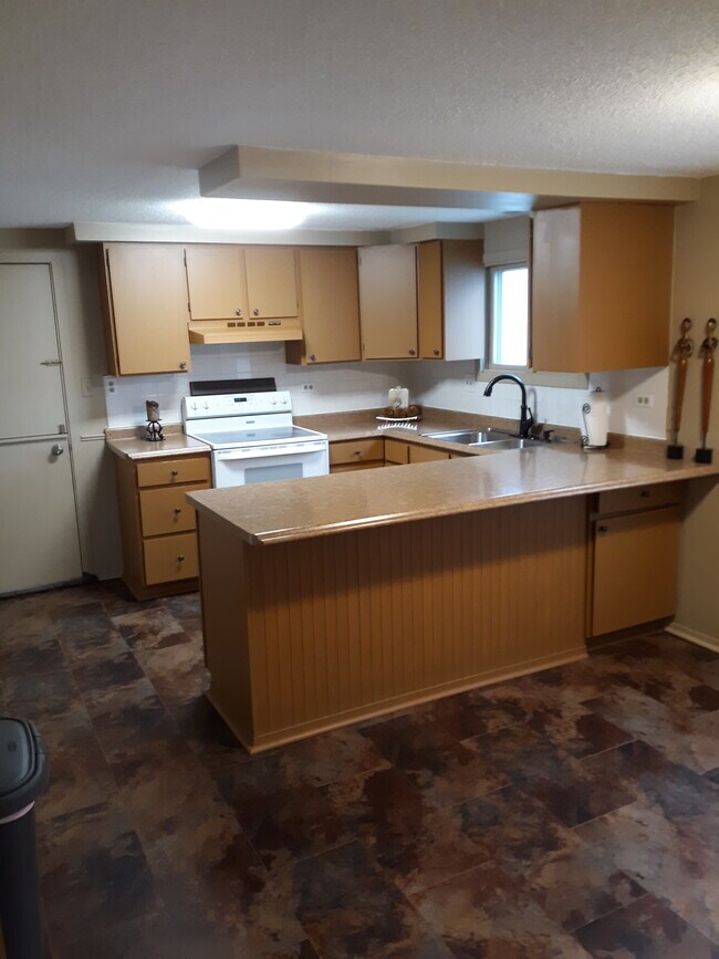 Kitchen - 1411 N Lynndale Dr