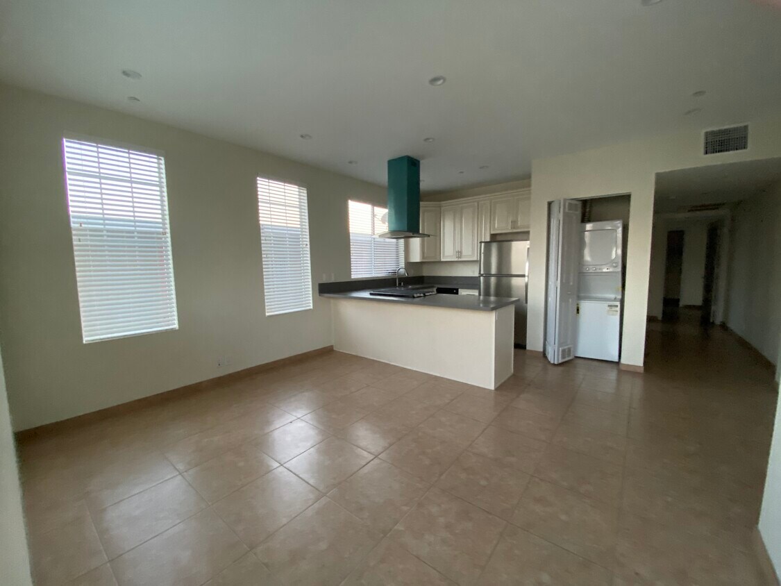 Foto principal - 953 N Normandie Ave