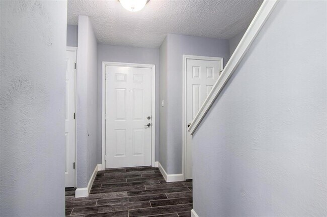Building Photo - 566 Birdsong Dr