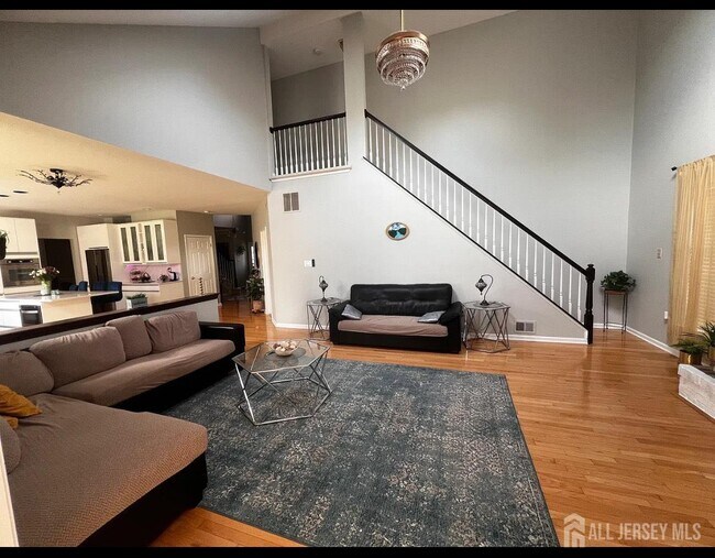 Foto del edificio - 554 Village Rd W
