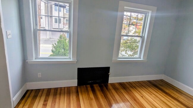 Building Photo - 146 Waverley Ave