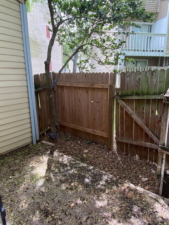 Building Photo - Great Townhome - North Central Location