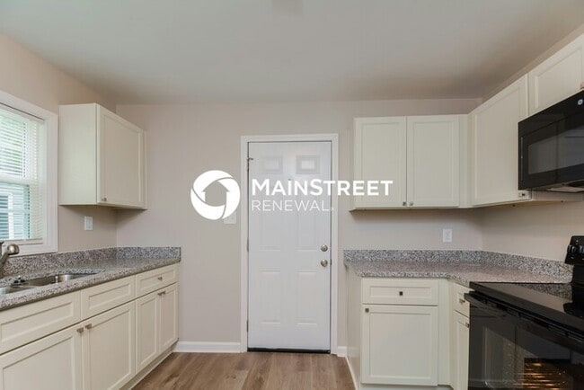 Building Photo - 2 Bedroom Pet-Friendly Home in Hillsborough, NC with Main Street Renewal