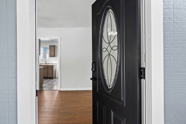 Foto del edificio - 3 bed 1 bath ranch with large storage/workshop building