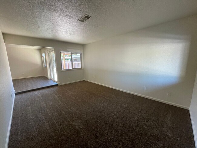 Foto del edificio - 3 bedroom single story with attached two c...