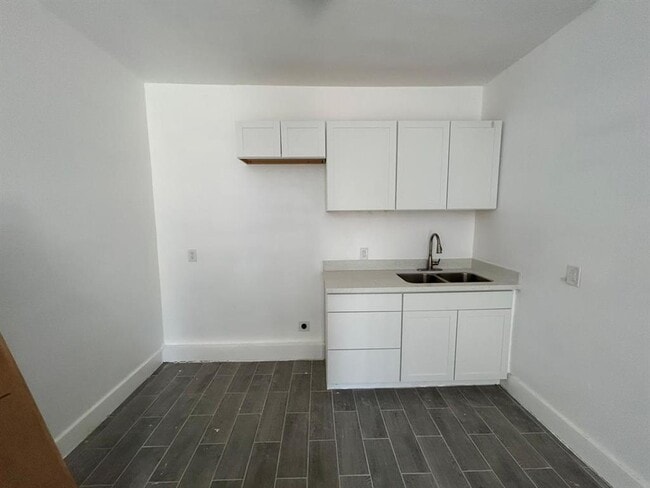 Building Photo - 1142 Lyle St