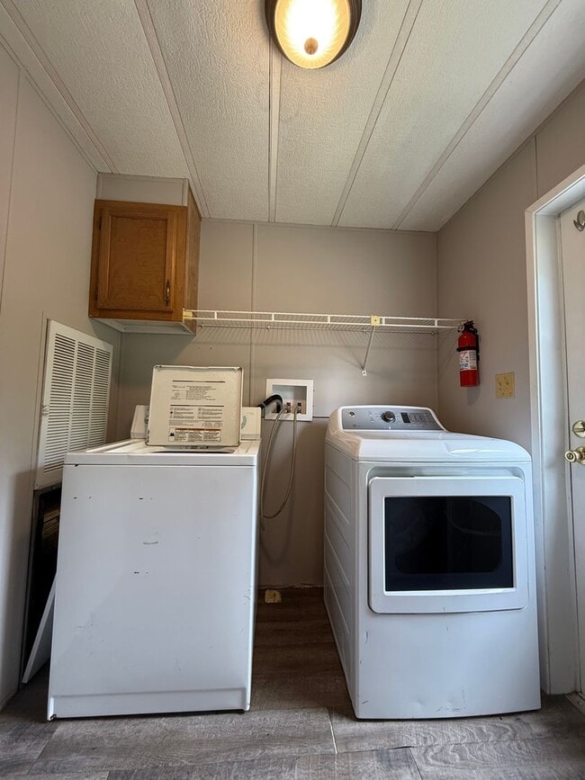 Building Photo - 3 Bedroom 2 Bath House