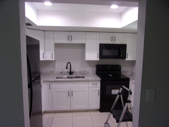 Building Photo - 1505 SE Royal Green Cir