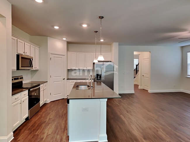 Building Photo - 552 Rivermist Dr