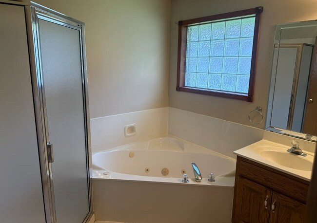 Foto del edificio - BEAUTIFUL FULLY FENCED HOME IN NIXA SCHOOL...
