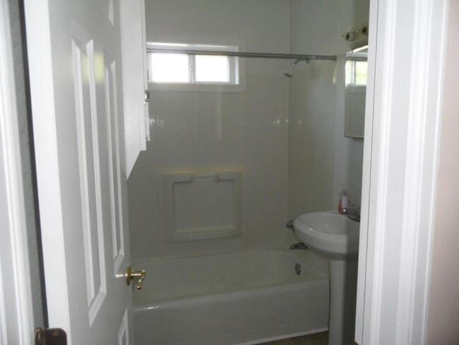 Building Photo - 2117 SW Edgewater