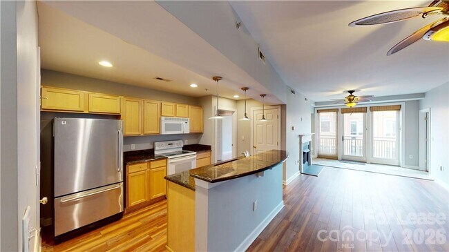 Foto del edificio - 718 W Trade St