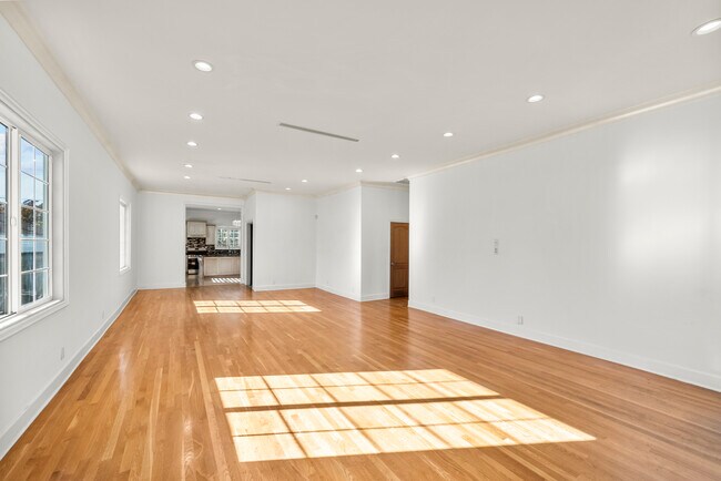 Foto del edificio - 6331 Simpson Ave