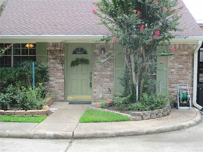Building Photo - 10122 Shadow Wood Dr