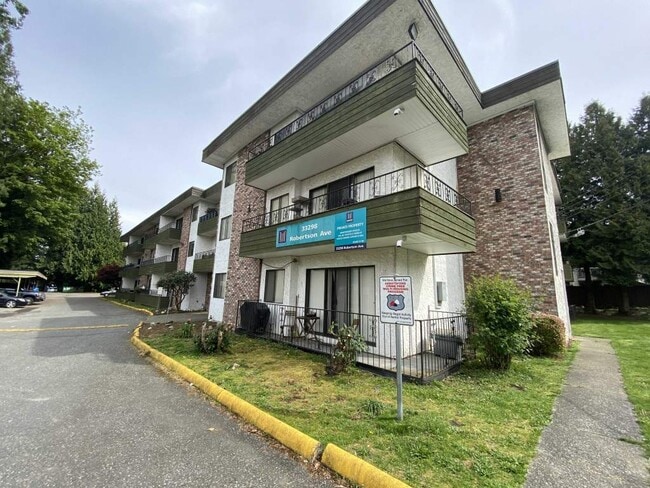 Building Photo - Royal Manor Apartments