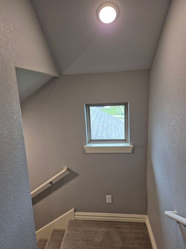 Foto del edificio - Call Heather about the move in special on this 3 bedroom Townhouse. 479-208-0305