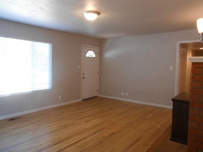 Foto del edificio - 3 Bedroom Home On Placer, Parking Pad Behi...