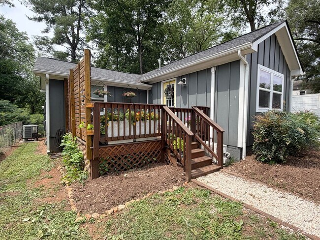 Foto del edificio - 320 1/2 Meade Avenue - Pet friendly Home with a Large Fenced in Yard!