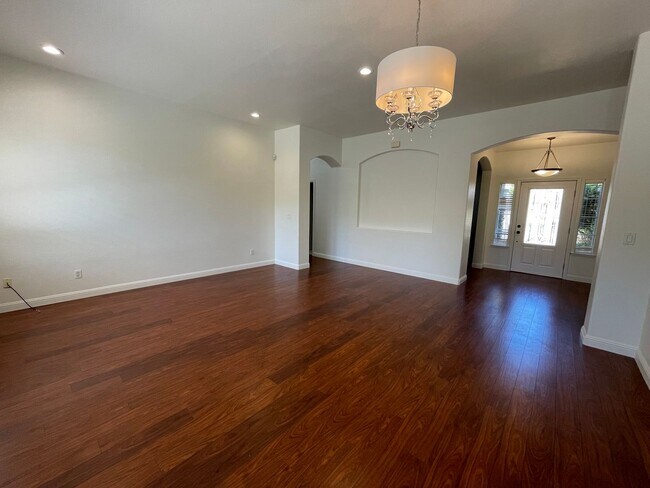 Foto del edificio - Charming & Spacious 4-Bedroom Home in Desi...