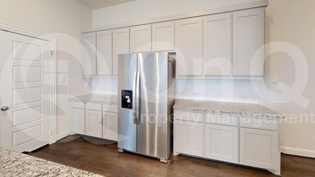 Foto del edificio - 4929 Shore Crest Dr