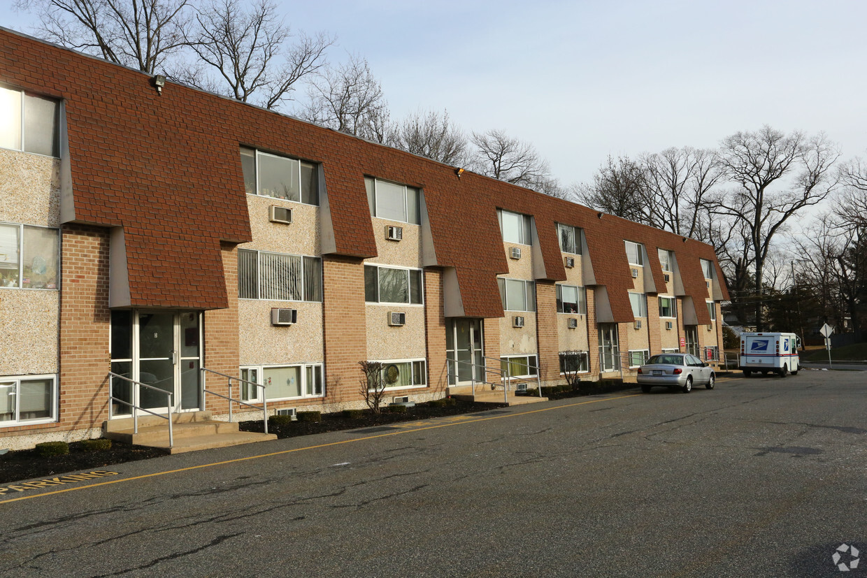 Primary Photo - Twin Park Apartments