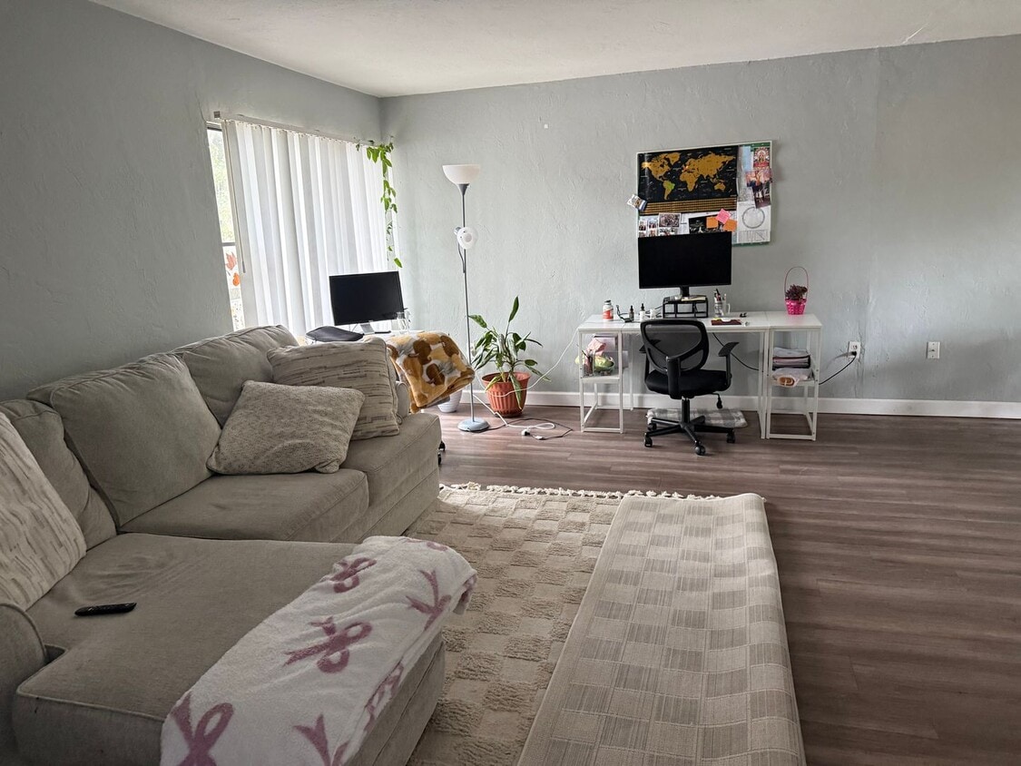* MOVE IN SPECIAL * 1/2 OFF 2ND MONTH'S RENT!! Spacious 1,226 SF Unit - 2 bd / 2 ba near UF - Bra... - * MOVE IN SPECIAL * 1/2 OFF 2ND MONTH'S RENT!! Spacious 1,226 SF Unit - 2 bd / 2 ba near UF - Bra...