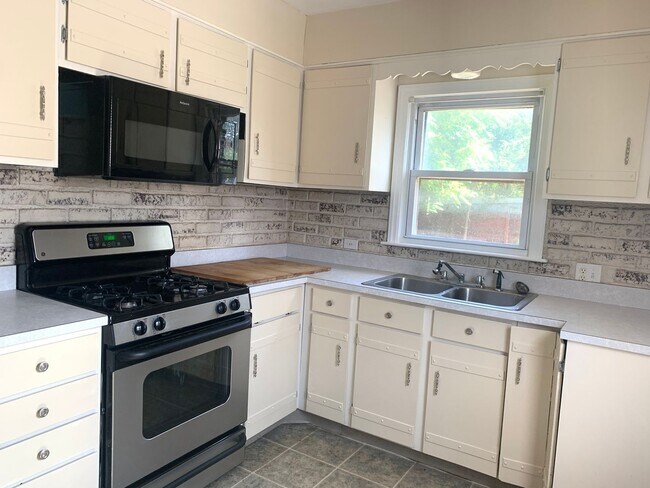 Foto del edificio - Three bedroom home with beautiful hardwood floors and central air!